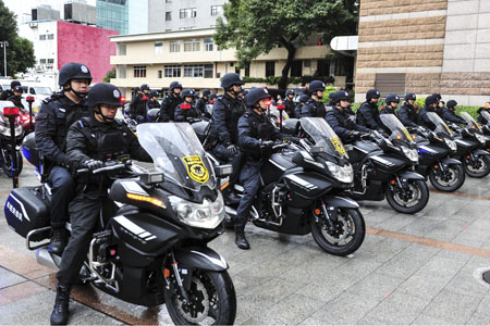 「羊城突击队」车队当天在广州市区进行了巡城亮相.