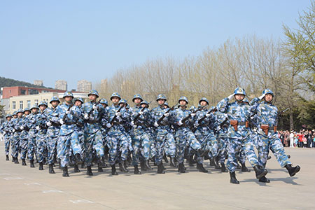 海軍大連艦艇學院舉行 慶祝海軍成立68年閱兵